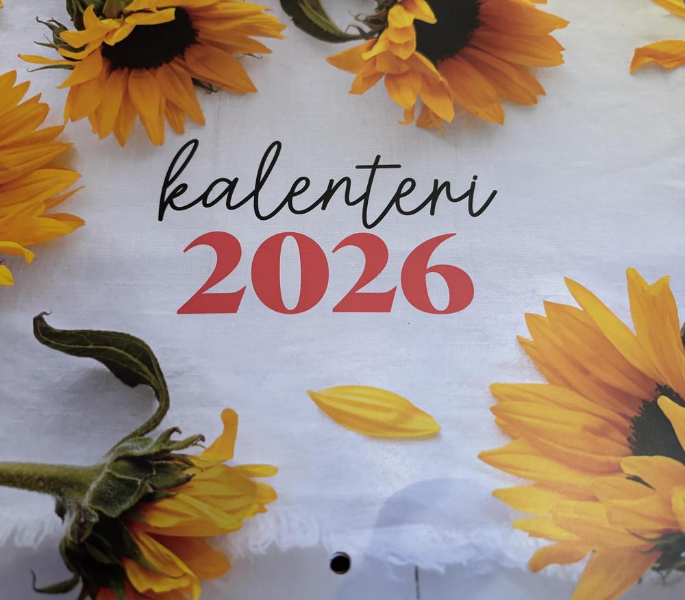 Vuoden 2026 seinäkalenterin kansilehti, jossa on auringonkukkia sekä teksti "Kalenteri 2026".