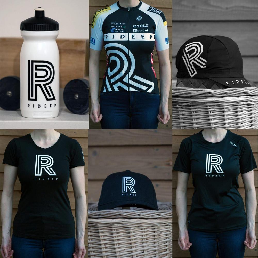 RIDEEP-fanituotteet yhteiskuvassa: juomapullo, t-paita, tekninen paita, ajopaita, lippalakki ja ajolakki.