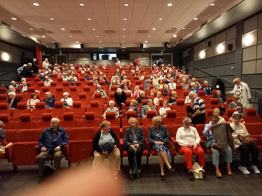 Myyrmäen eläkkeensaajia osallistumassa torstaitapaamiseen Arkissa.