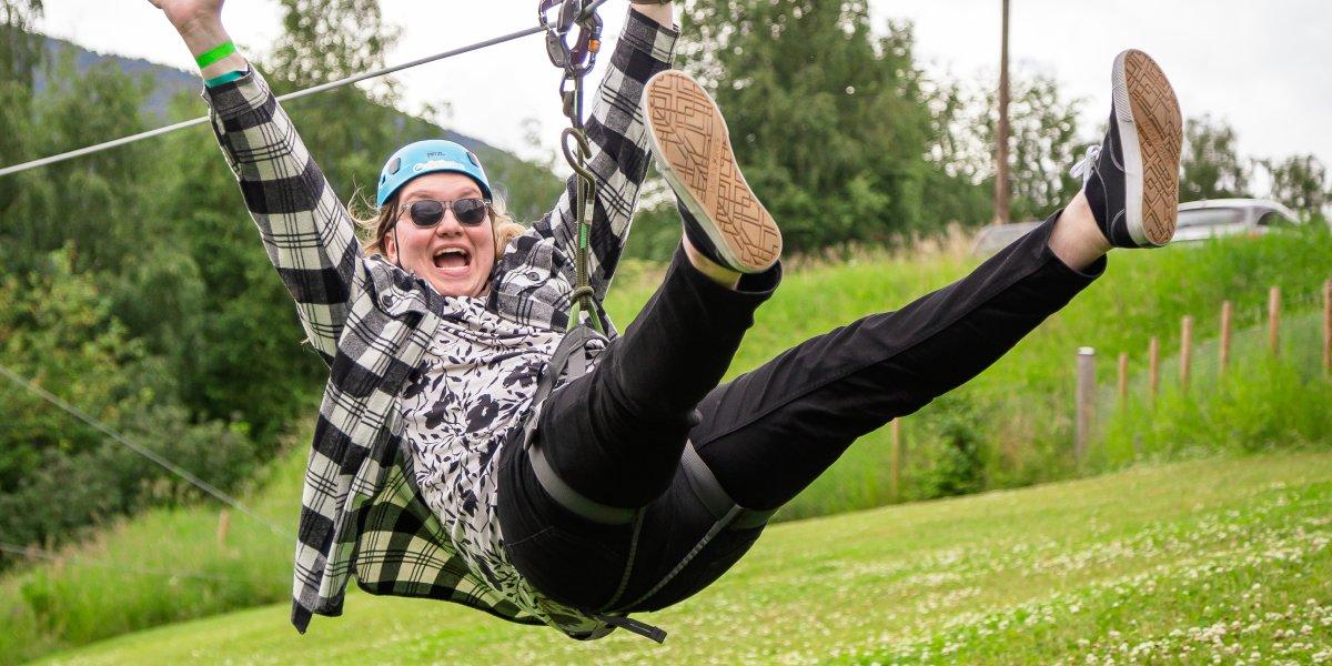 Oululainen nuori mukana kansainvälisessä 4H:n toiminnassa laskemassa vaijeriliukua ulkomailla.