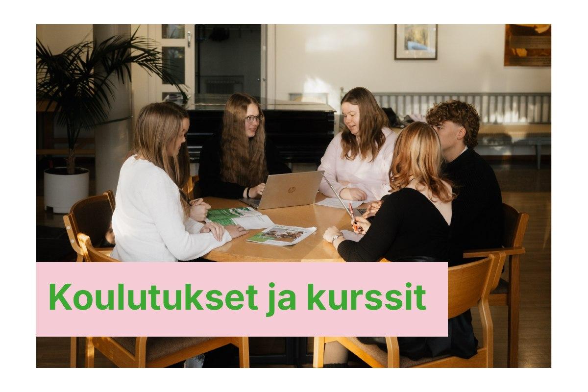 Kuvassa Oululaisia nuoria istumassa pöydän ympärillä 4H:n koulutuksessa. Nuoret ovat iloisia.