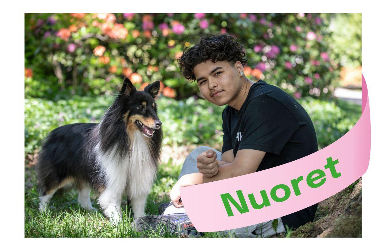 Kuvassa on yksi nuori Oulun 4H-yhdistyksen jäsen. Hän toimii Oulun 4H:ssa koiranhoitajana yrittäjänä. Kuvassa nuoren vieressä on myös koira ja nuori näyttää iloiselta. Kuvan päällä on myös nuoret-teksti.