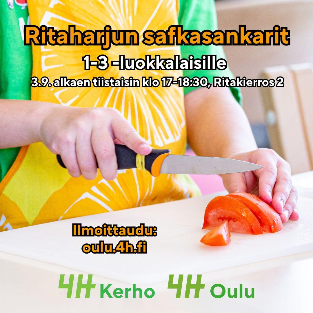 Esiliinaan pukeutunut lapsi leikkaamassa tomaatteja. "Ritaharjun safkasankarit 1-3 -luokkalaisille 3.9. alkaen tiistaisin klo 17-18:30, Ritakierros 2. Ilmoittaudu: oulu.4h.fi."