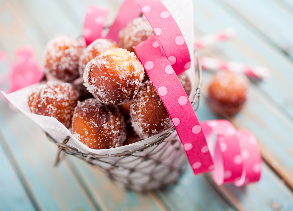 Lautaselle pinottuja vappumunkkeja. "Munkkikurssi alakouluikäisille. Tiistaina 29.4. klo 17-20, kauppurienktu 26 A 2. Ilmoittaudu: oulu.4h.fi"