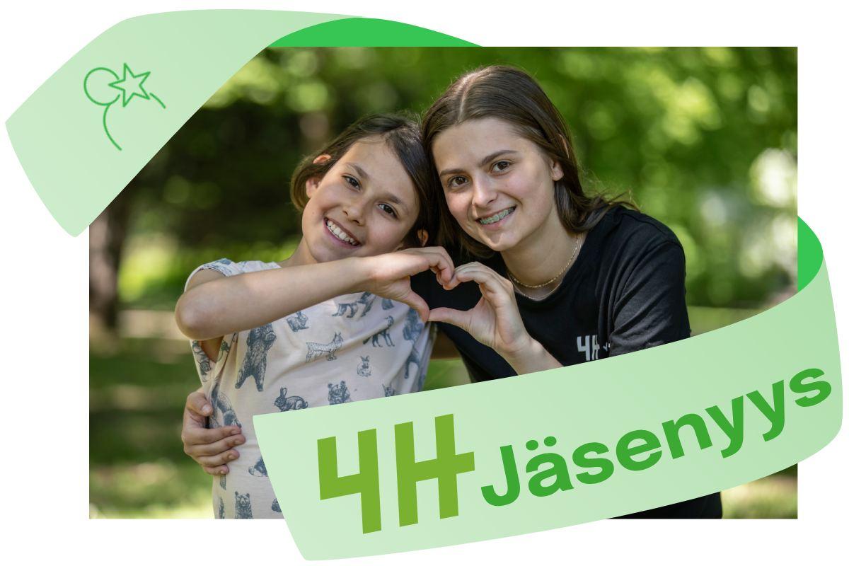 Kuvassa on Oulun 4H-yhdistyksen toimintaan osallistunut lapsi yhdessä 4H-yrittäjän kanssa. Nuori ja lapsi näyttävät yhdessä sydän-käsimerkkiä ja he hymyilevät.