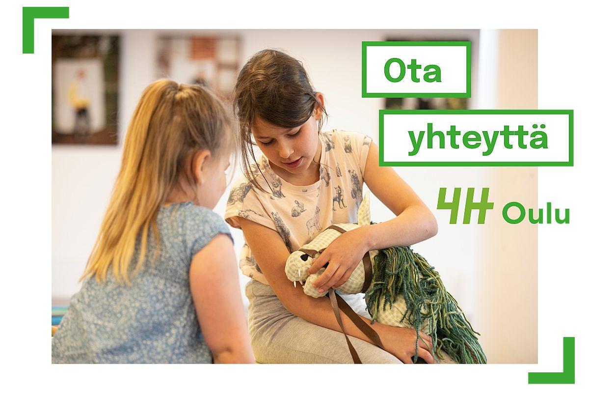 Kuvassa kaksi Oulun 4H-yhdistyksen kepparikurssin osallistujaa ihastelee omaa keppihevosta. Kurssien osallistujat näyttävät iloisilta. Kuvan päällä on Ota yhteyttä-teksti.