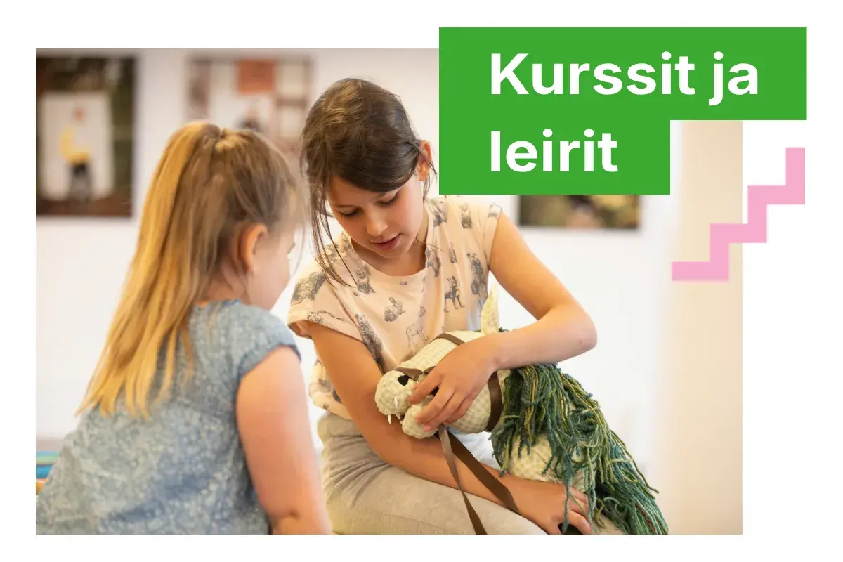 Kuvassa lapset ihastelee tekemäänsä kepparia 4H:n kurssilla. Kuvan päällä on Kurssit ja leirit-teksti.