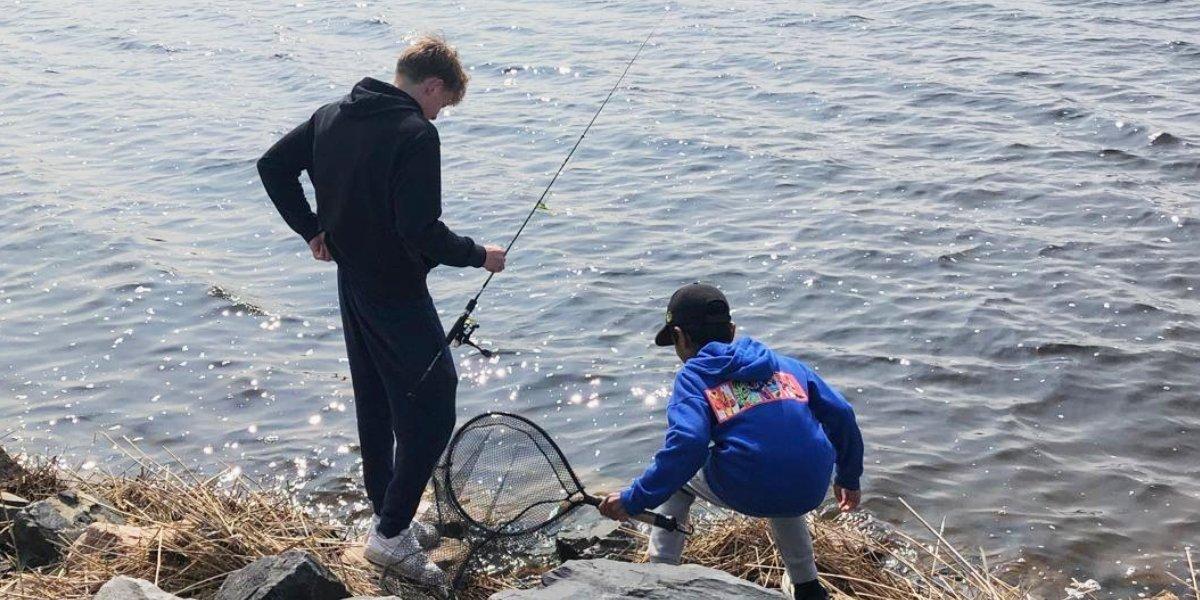 Kaksi nuorta kalastamassa Oulun 4H-yhdistyksen toiminnassa.
