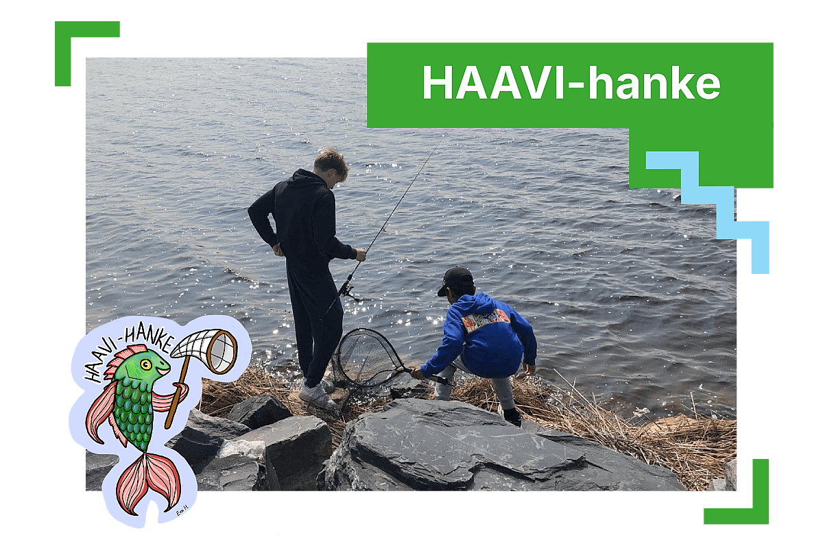 Kuvassa kaksi Oulun 4H-yhdistyksen kalastusleirin osallistujaa on kalastamassa rannasta virvelillä. Kuvan päällä on HAAVI-hanke-teksti.