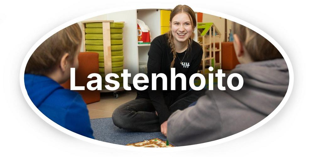 Kuvassa iloinen 4H-yrittäjä hoitamassa lapsia. Kuvan päällä Lastenhoitoa-teksti.