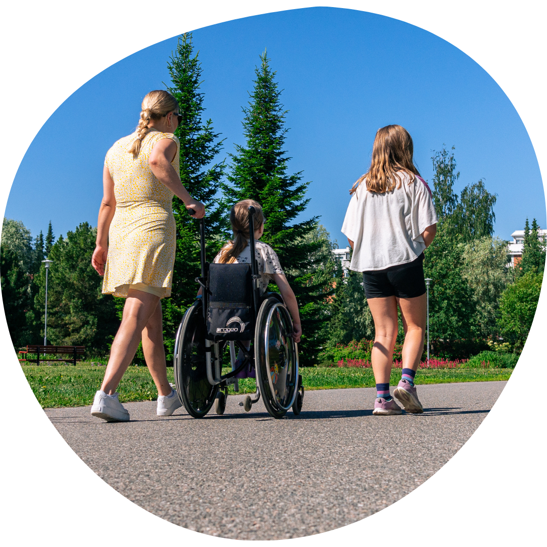 Lapset seisovat ringissä kädet rin gin keskellä.