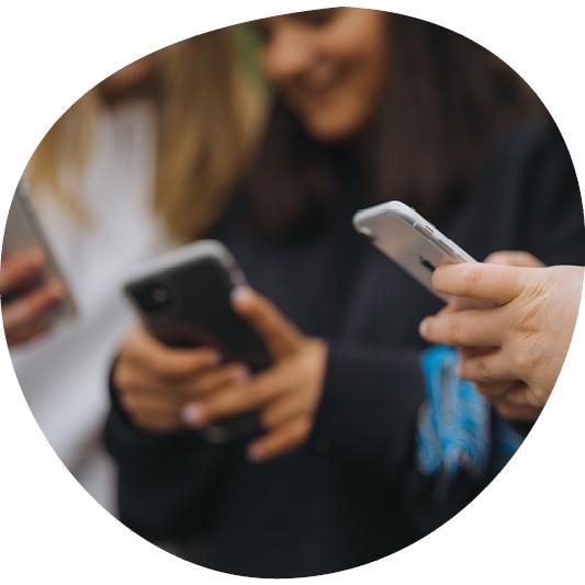 Lapsi istuu aikuisen sylissä ja he katsovat yhdessä ohjelmaa padilta.