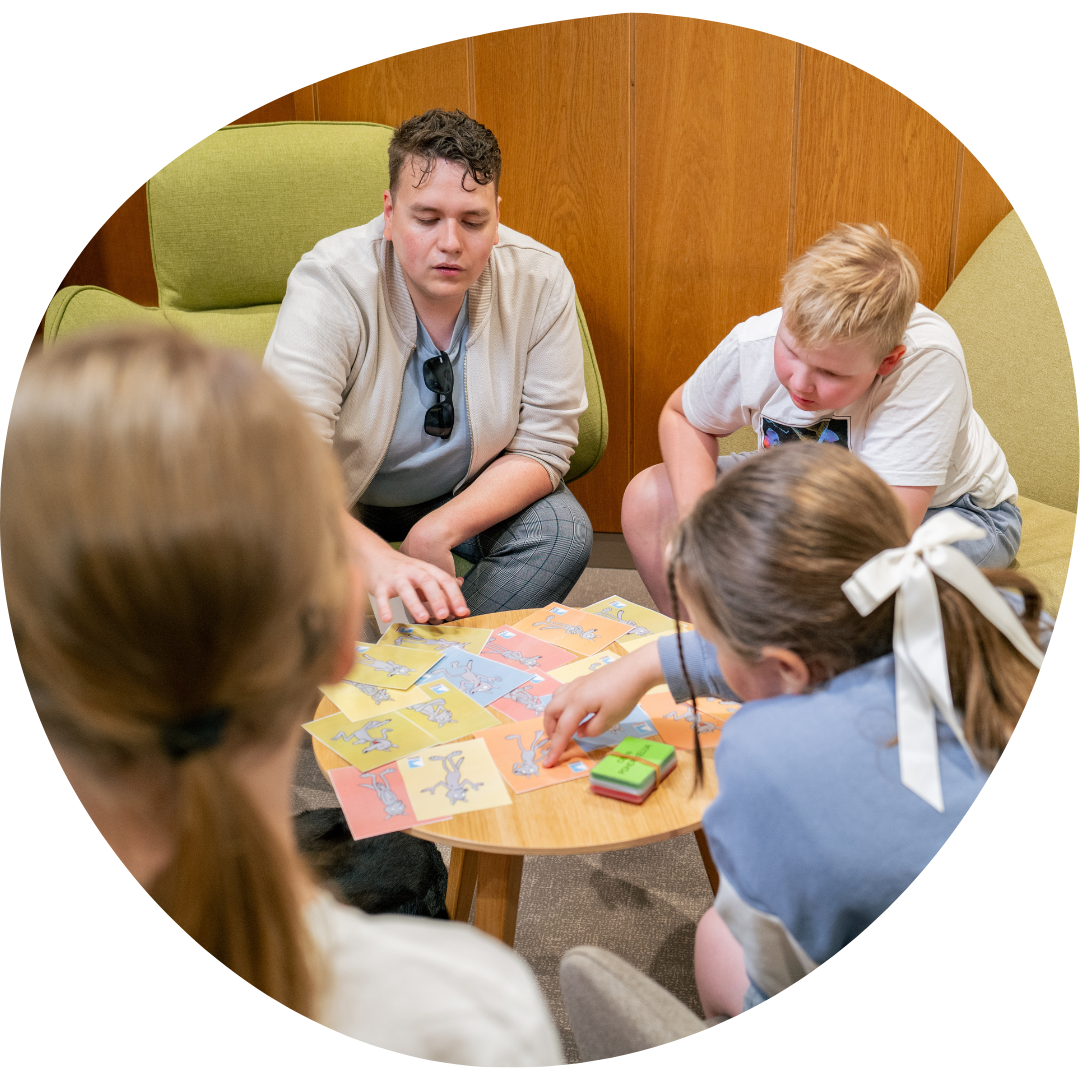 Lasten kenkiä hujanhajan lattialla.