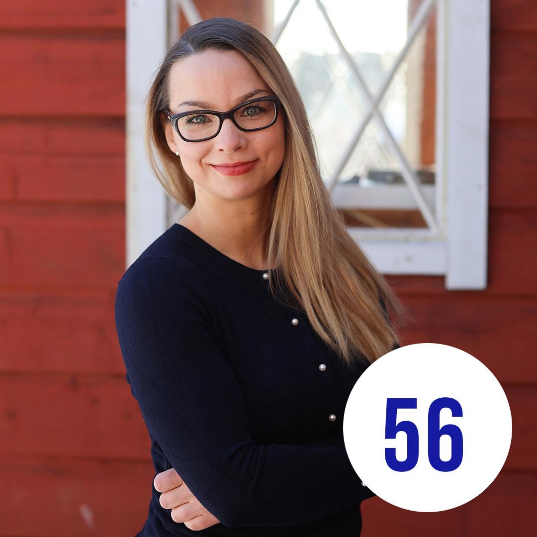 Kuvassa Irina ulkona rakennuksen edessä