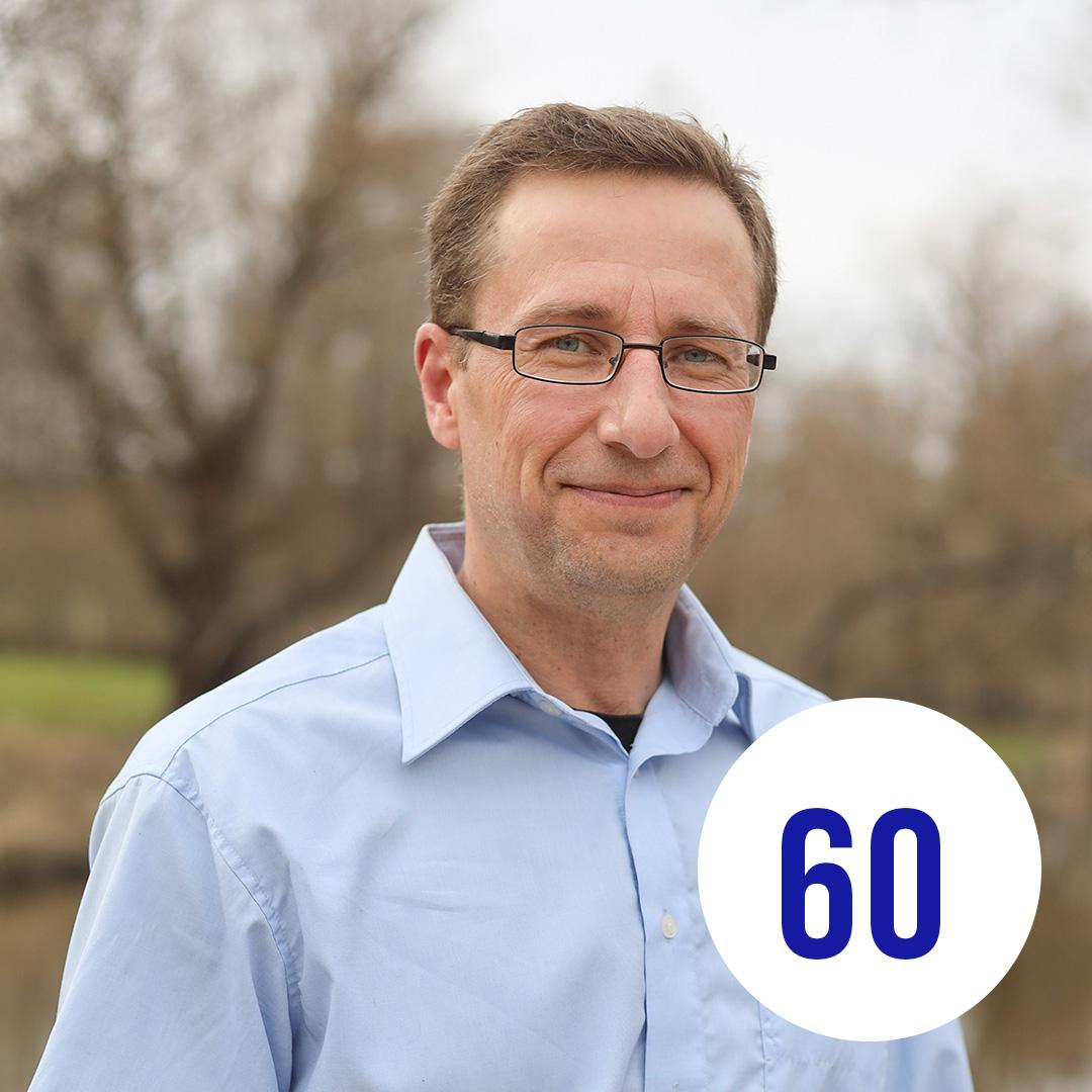 Kuvassa Tom pihamaisemassa