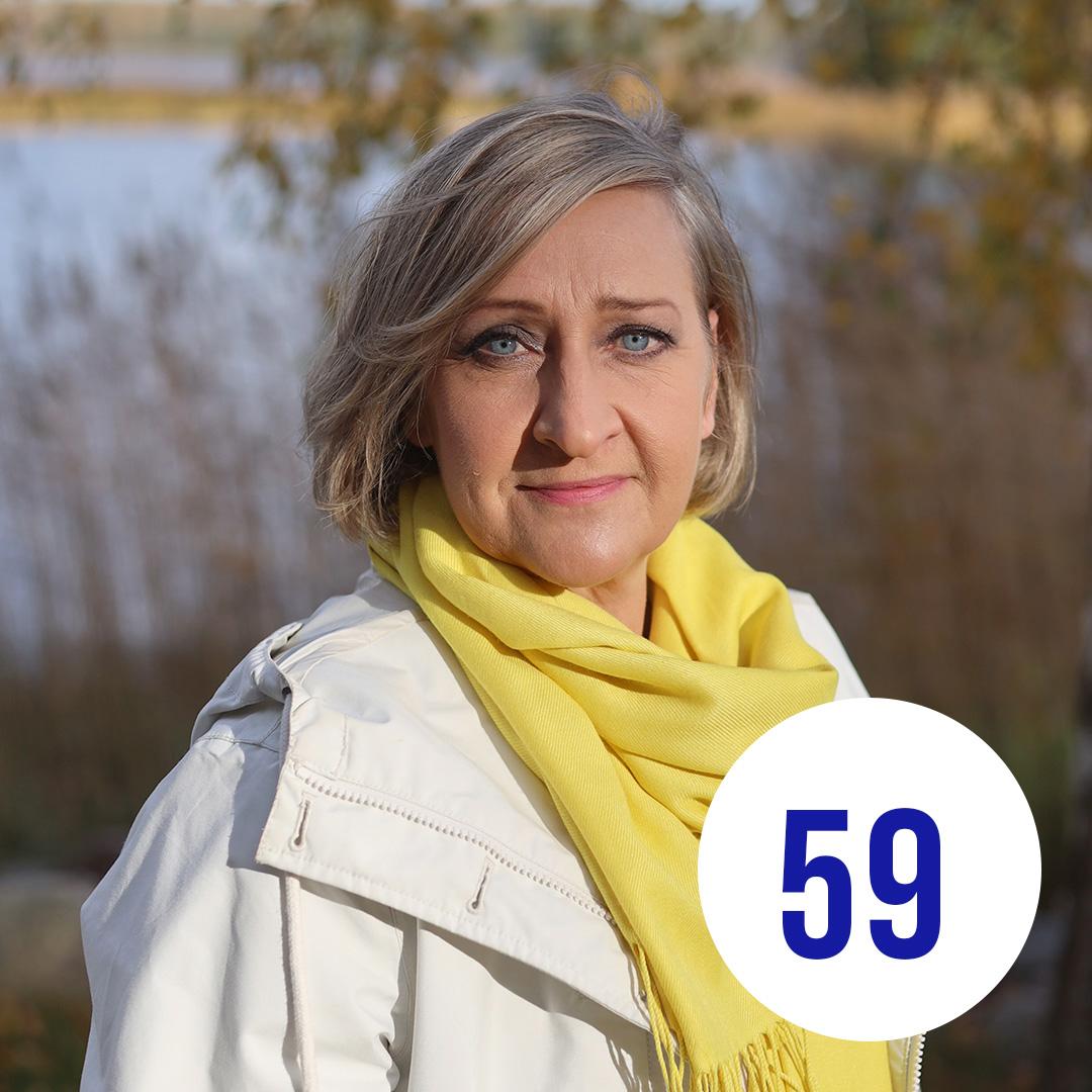 Kuvassa Anna meren rannalla