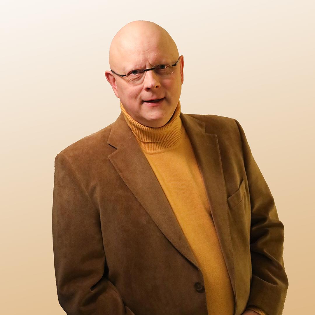 Kuvassa Marko meren rannalla