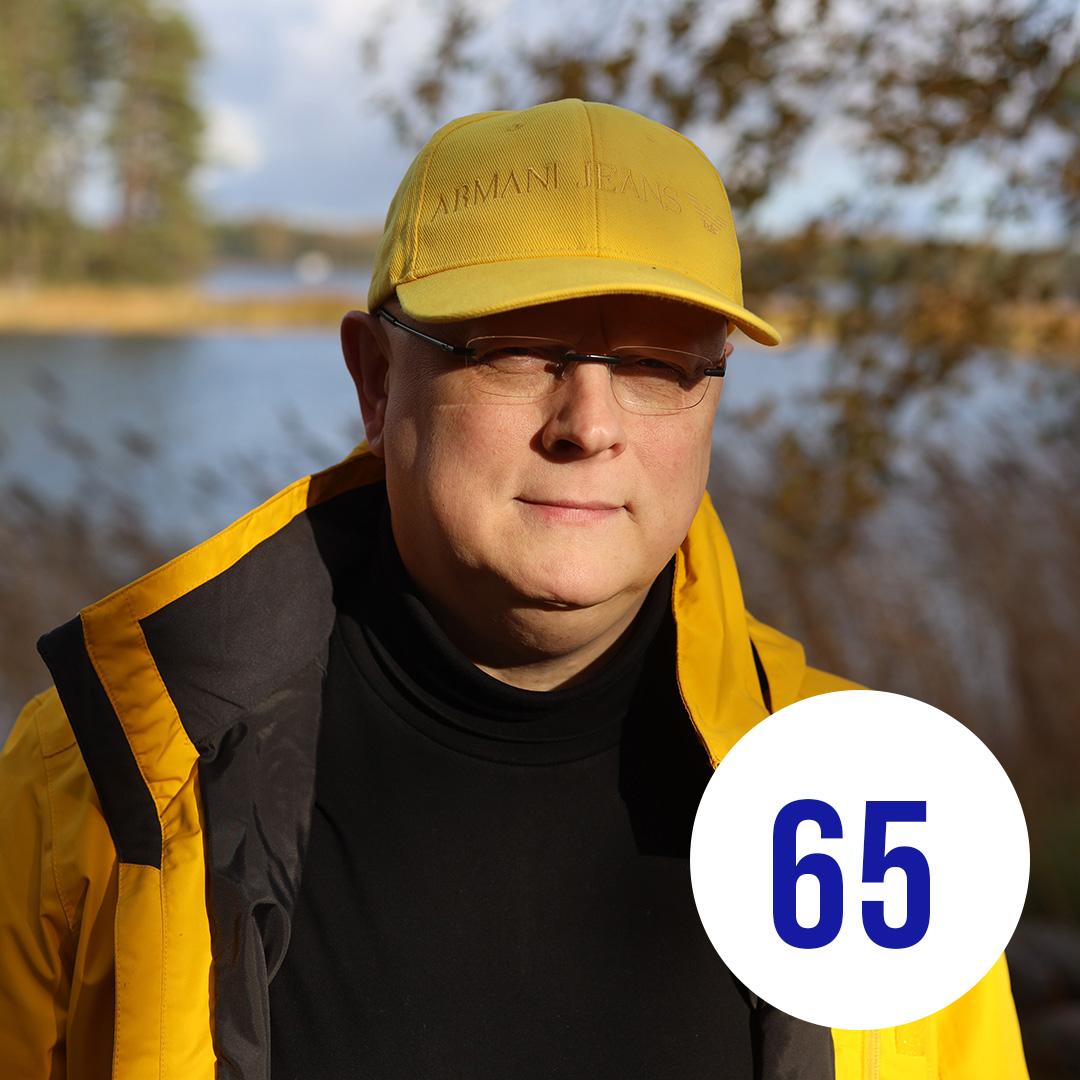 Kuvassa Marko meren rannalla