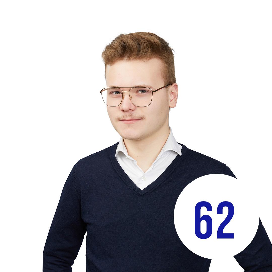 Kuvassa Niklas valkoista taustaa vasten