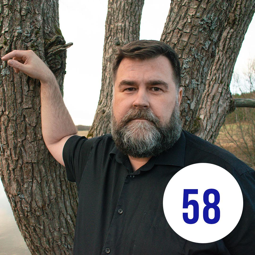 Kuvassa Marko puun rungon edessä