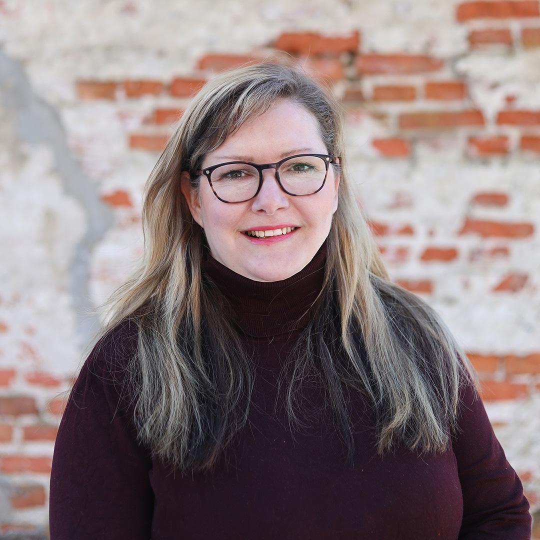 Kuvassa Pauliina ulkona
