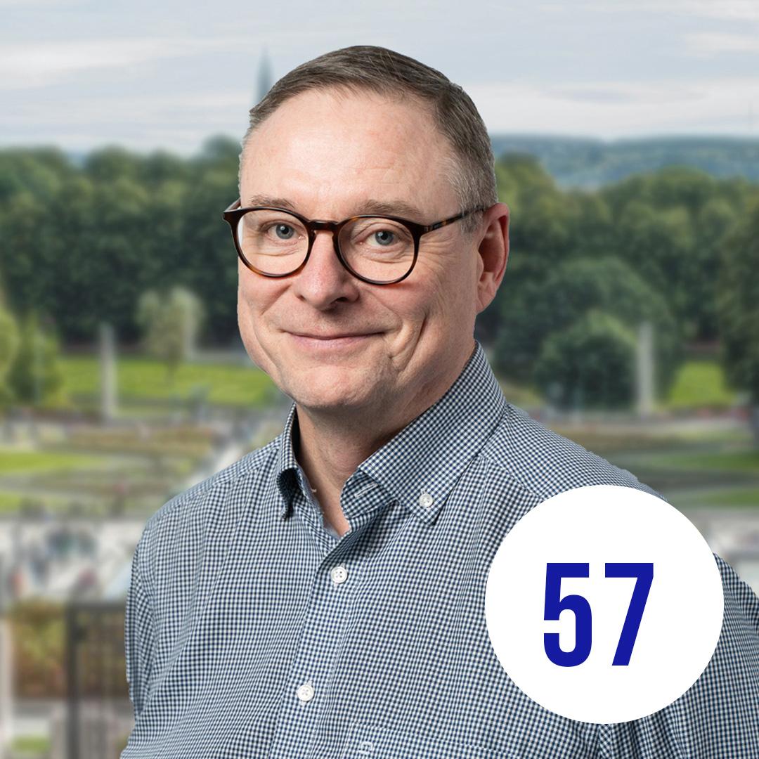 Kuvassa Rauli maisema taustalla