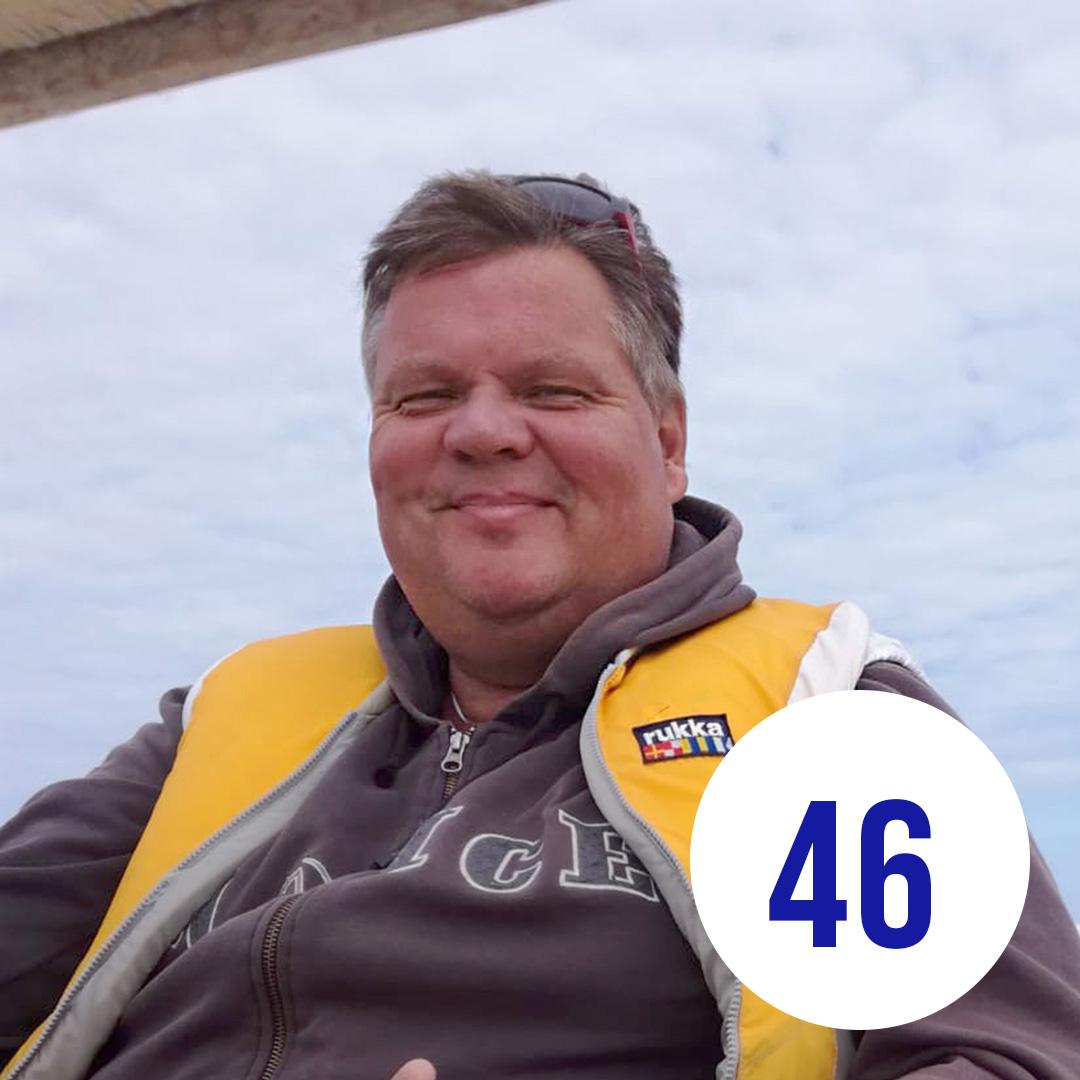 Kuvassa Jere istumassa ulkona