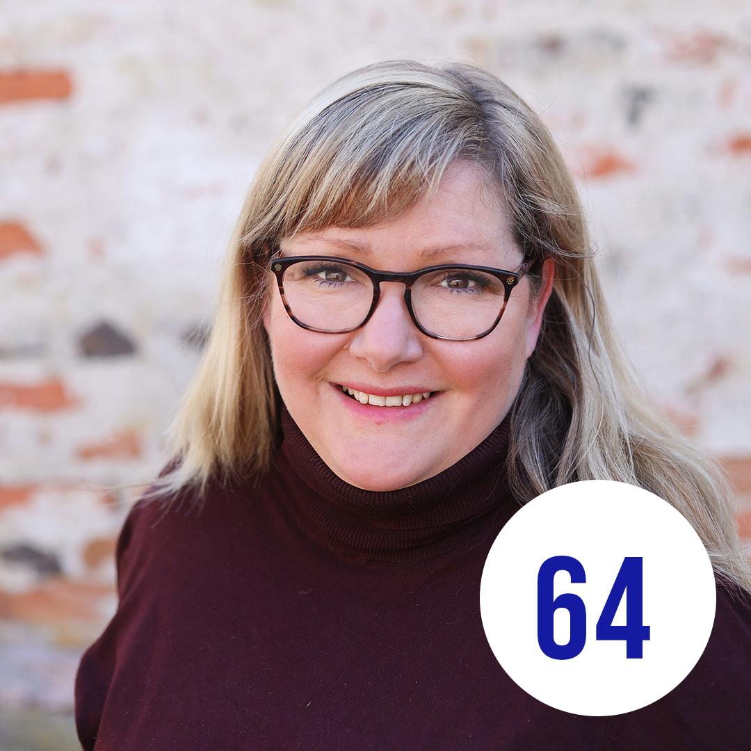 Kuvassa Pauliina ulkona