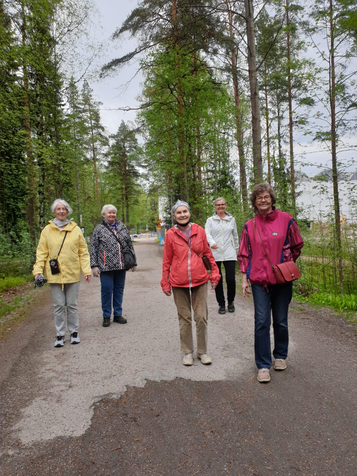 18.5.2021 Kotiseutukävelijät Pirkkolan urheilupuistossa