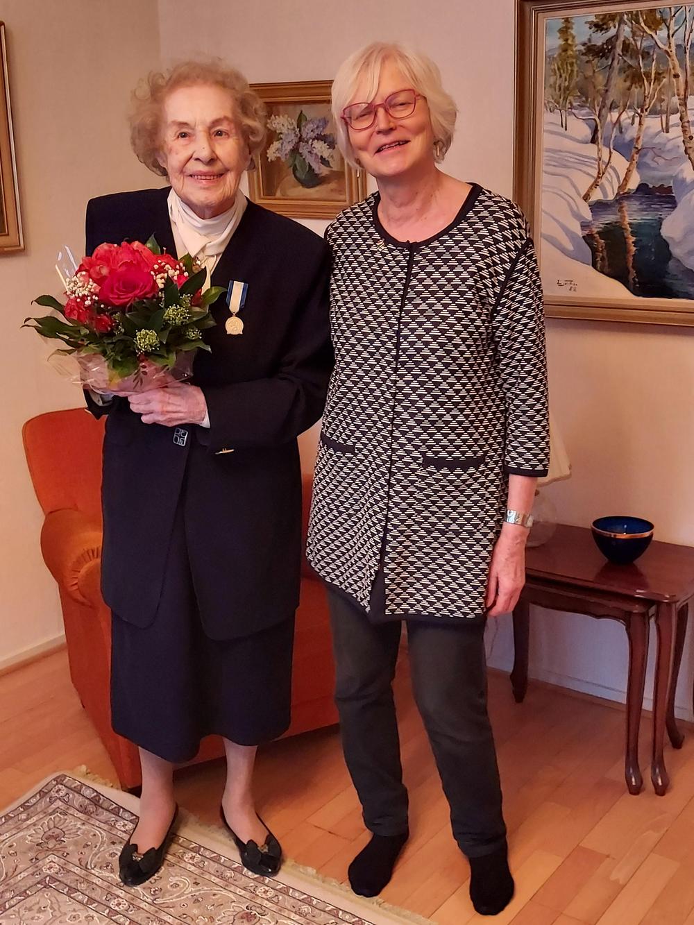 Kävimme 24.1.2022 luovuttamassa Irma Lähdesmäelle Kansallisen Senioriliitto ry:n 50- vuotisjuhlamitalin tunnustuksena hänen ansioistaan liiton puolesta.
Yhdistystasolla Irma on toiminut puheenjohtajana 1994–1997, 2007–2008 sekä 2010. Kultainen ansiomerkki on myönnetty 1998. Kunniapuheenjohtajuus myönnettiin hänelle v 2013. Piiritasolla Irma on toiminut Helsinkiläisten Eläkejärjestöjen Neuvottelukunnassa ja Vanhustyön Neuvostossa 1990- luvulla. Piirihallituksen jäsen hän on ollut 1995–1997. Piirihallituksen puheenjohtajana 1998.
Korkeasta iästään huolimatta Irma osallistuu yhdistyksen tilaisuuksiin aktiivisesti. Hän tuo tiedoksemme usein yhteiskunnallisia asioita ja mielipiteitä. Irma on koonnut historiikin yhdistyksemme viideltä ensimmäiseltä vuodelta.
Jos kuka niin Irma on mitalinsa ansainnut.
Vielä kerran lämpimät onnittelut ja paljon hyviä vuosia!

Kaino Di Silvestre
Haagan senioreiden puheenjohtaja

Anna- Stina Lindén
jäsenrekisterin hoitaja

Kuvateksti: 
Irma Lähdesmäki ja Kaino Di Silvestre (kuvaus Anna- Stina Lindén)
