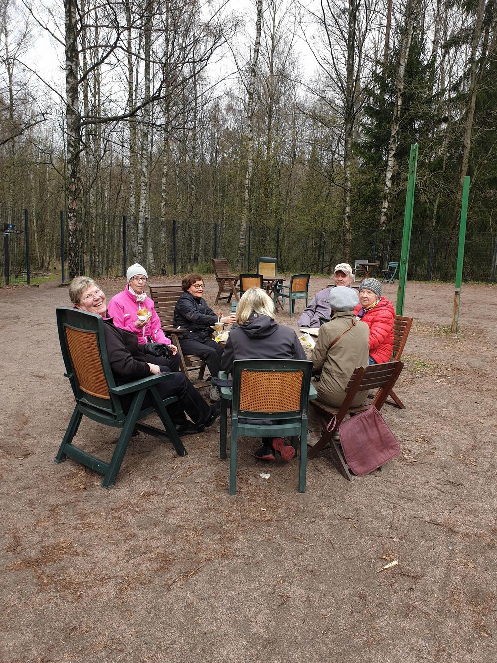 Haagan kansallisten senioreiden sinnikkäät kävelijät 06.05.2021 kahvitauolla Maunulan majalla.  " Ja meillä kaikilla oli niin mukavaa....
Paula Kemppainen