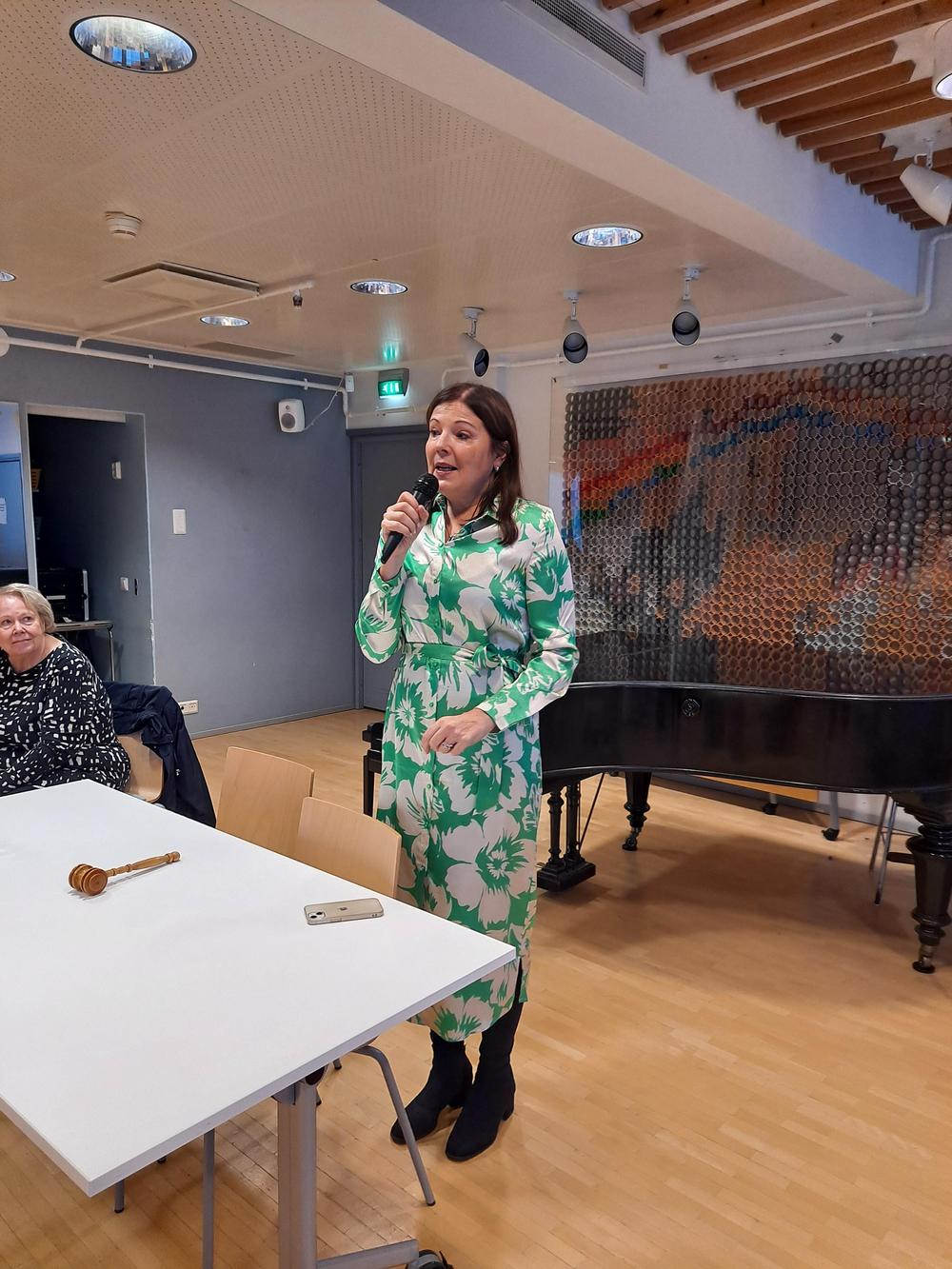 Kansanedustaja Sari Sarkomaa kävi kertomassa  miten  senioreiden asiat
huomioidaan päätöksenteossa Eduskunnassa.