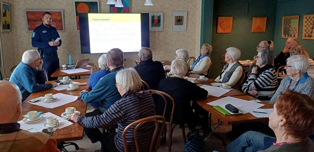 Seniorikeskiviikkoisin jokin luento, kuvassa poliisi kertoo huijauksista