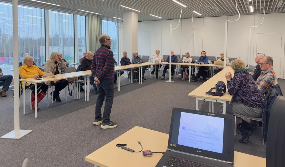 Digikerhossa käsiteltiin tällä kertaa tekoälyn soveltamista erilaisiin arkipäivän tarpeisiin.
Kerhon vetäjä Pekka Ketonen esitteli myös tekoälyn avulla säveltämäänsä musiikkia. 