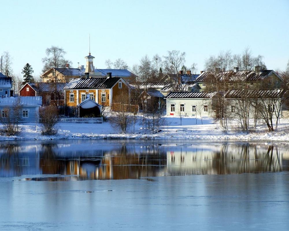Talvinen kuva Pikisaaresta ja Oulujoesta.