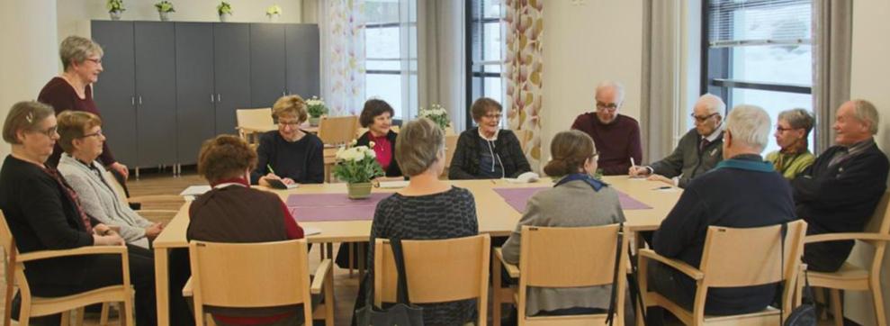 Toisessa kuvassa kerholaisia parin vuoden takaa pöydän ympärillä Pihlajamäessä. Tuolloin porukassa oli myös miehiä mukana.