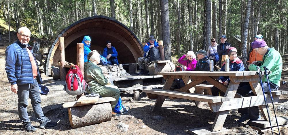 Kävimme luontopolulla Hervantajärven maastossa toukokuussa. Evästauolla Viitastenperän upealla laavulla. Alueelta on tavattu 60 kääpälajia, joka osoittaa alueen olevan arvokas lahottajasienilajistolle. Harvinaisin näistä on haavalla kasvava poimukääpä.