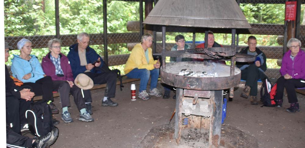 Perillä menimme parkkipaikan lähellä olevalle kodalle ja teimme tulet ja grillasimme makkaroita ja söimme eväitä. Lopuksi pienen tarinatuokion jälkeen lähdimme kukin omilla autoillamme kotia kohti.