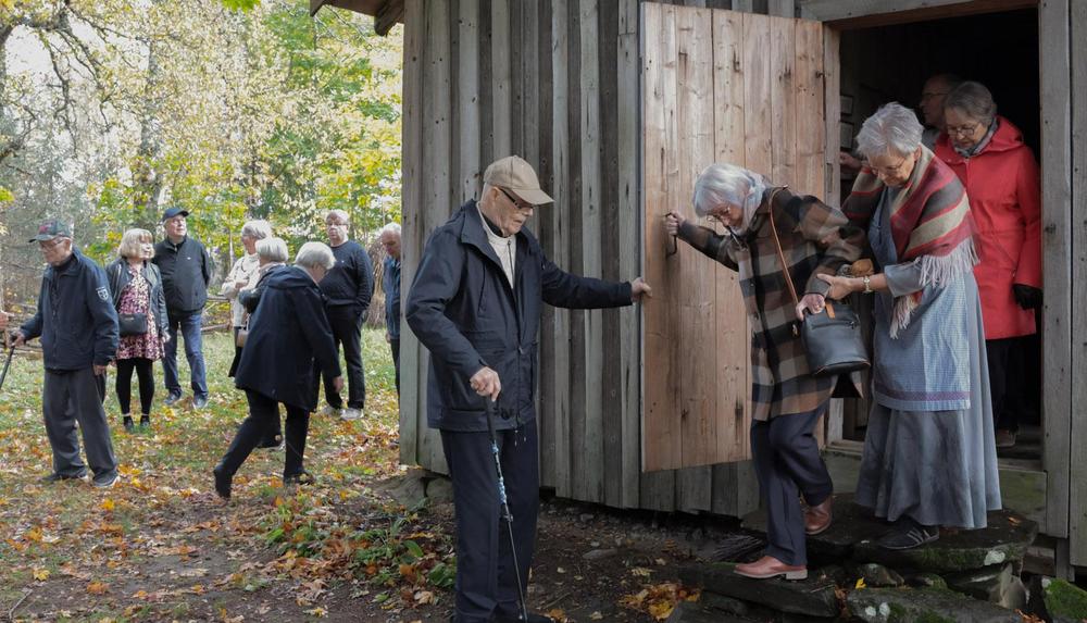 seniorit saapuvat Töllinmäelle ja vastasa on opas Marja Lepola.