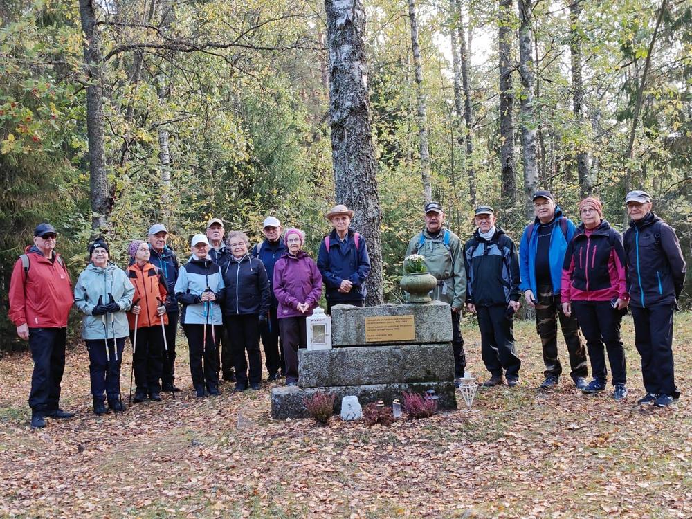 Pitkänniemen sairaalan hautausmaa, jonne on haudattu 462 sairaalassa kuollutta potilasta. Hautausmaa oli toiminnassa vv 1902 - 1964. Keräännyimme potilaiden tekemän muistomerkin taakse ryhmäkuvaan.