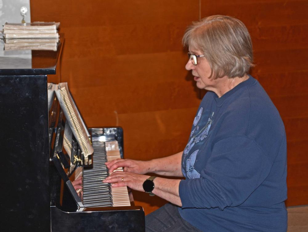 Seija Hyhkö säesti pianolla jäsenistön laulaessa.