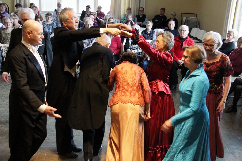 Salonkitanssijoiden näyttävä esitys.