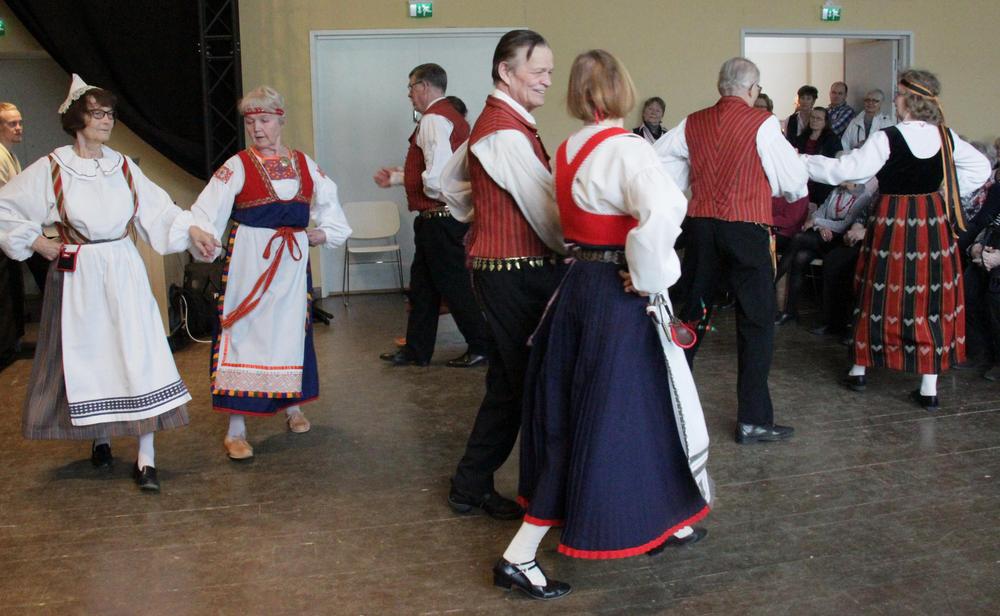 Kansantanssijoilta ei vauhtia loppunut.