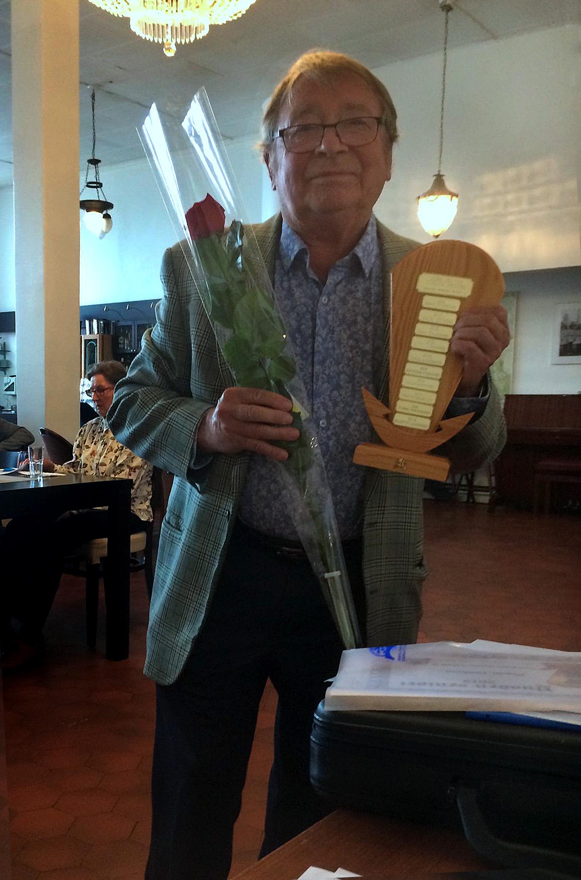 Vuoden seniori Martti Lamberg vastaanotti kiertopalkinnon ja kukat