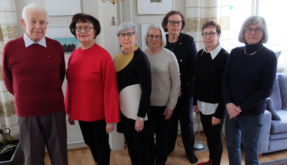 Varkauden seudun seniorit hallitus ryhmäkuvassa 