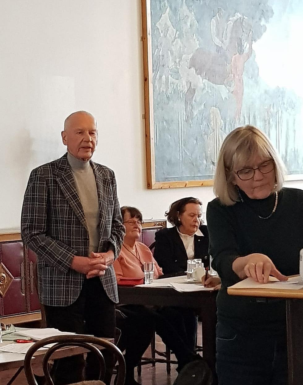 Kuvassa kevätkokouksen puheenjohtaja Reijo Hujanen ja yhsityksen puheenjohtaja Katriina Nieminen.