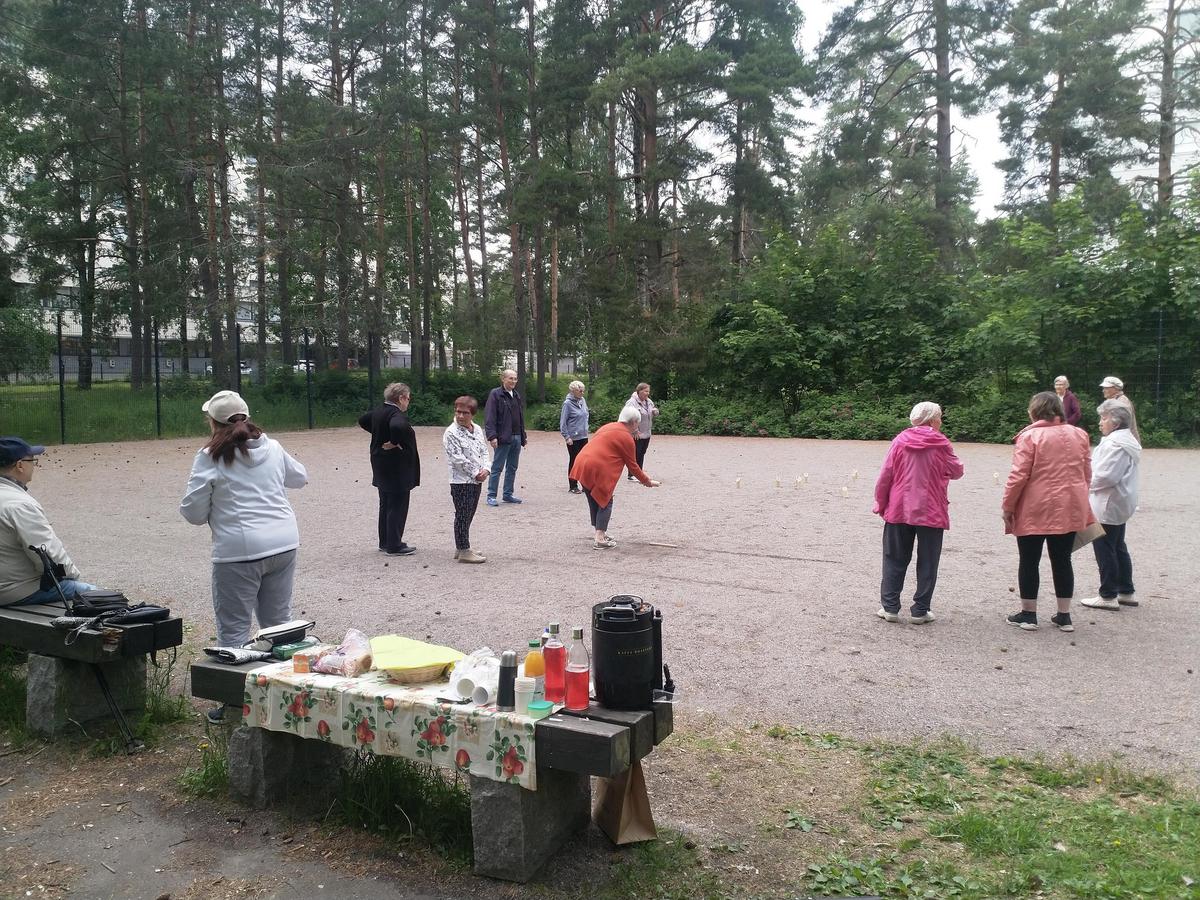 . Pelattiin Mölkkyä ja juotiin Juhannuskahvit | Myllypuron  Eläkkeensaajat ry