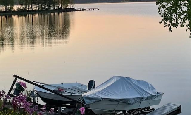 Kesäinen Järvimaisema, etualalla soutuveneitä, auringolasku.