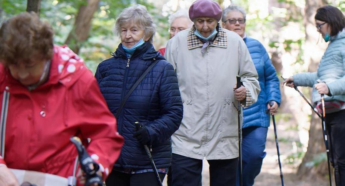 Kynttilä palaa lyhdyssä, lyhdyn ympärillä jouluinen kranssi.
Kuva Pixabay.