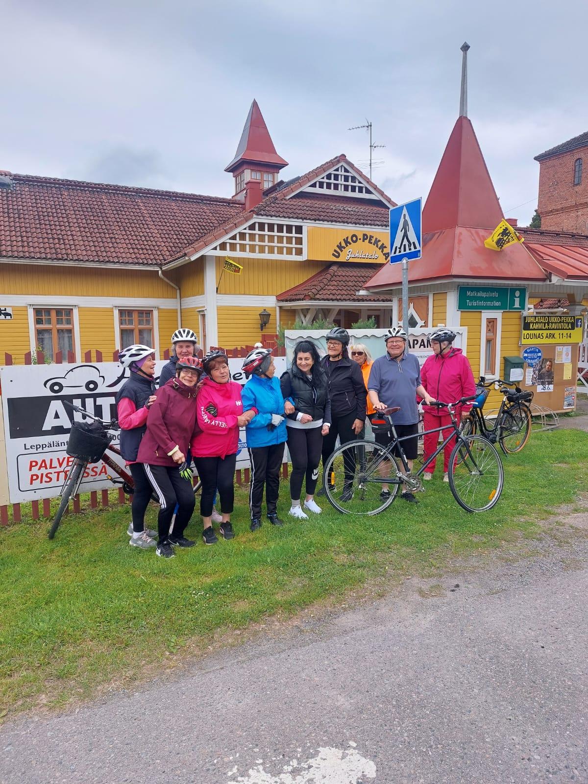 Polkupyöräretki Haapamäelle ma 23.6.2025. Matkaa teki 10 pyöräilijää. Huoltomiehenä ja kuvaajana oli Reijo Loijas. Menomatka Haapamäkeen kuivana, tulomatkalla pientä sadetta. Kaikki meni hyvin. Kesä jatkukoon.